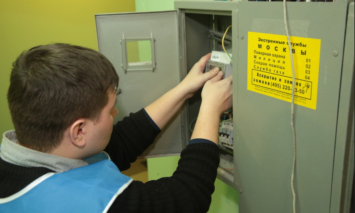 Освещение в подъезде дома на улице Исаковского восстановлено &#8212; Жилищник