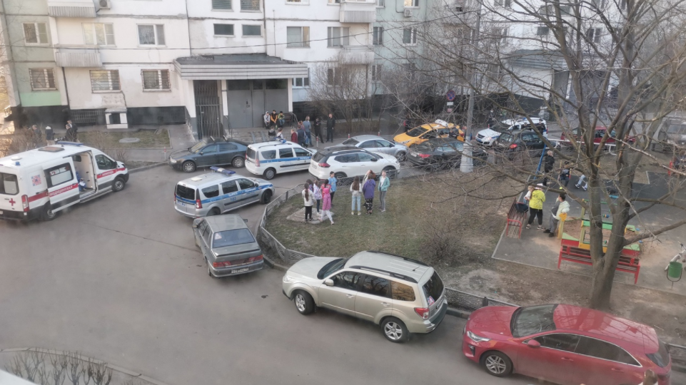 Во дворе на улице Катукова не смогли разъехаться два водителя